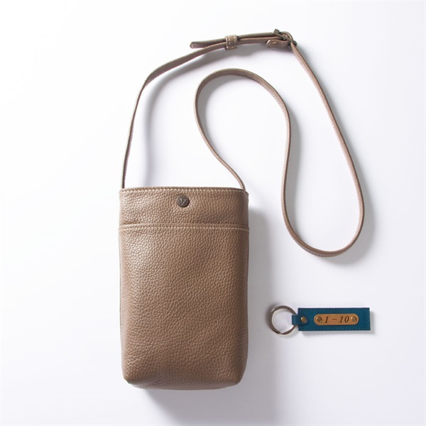 【抽選販売】C．ミニショルダーバッグ（グレージュ）＆キーホルダー（席番号プレート）セット